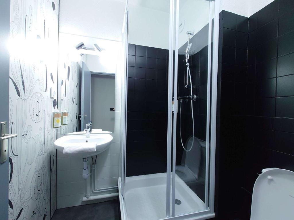 a bathroom with a shower and a sink at greet hotel Grenoble Centre Gare in Grenoble