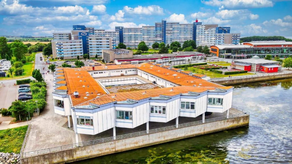 um edifício com um telhado laranja junto a um rio em Haus des Kurgastes Haus des Kurgastes 1 em Heiligenhafen