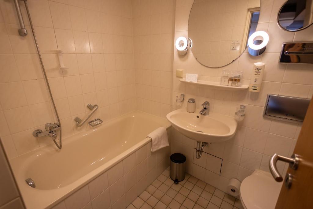 Koupelna v ubytování Hotel Schlangenbader Hof