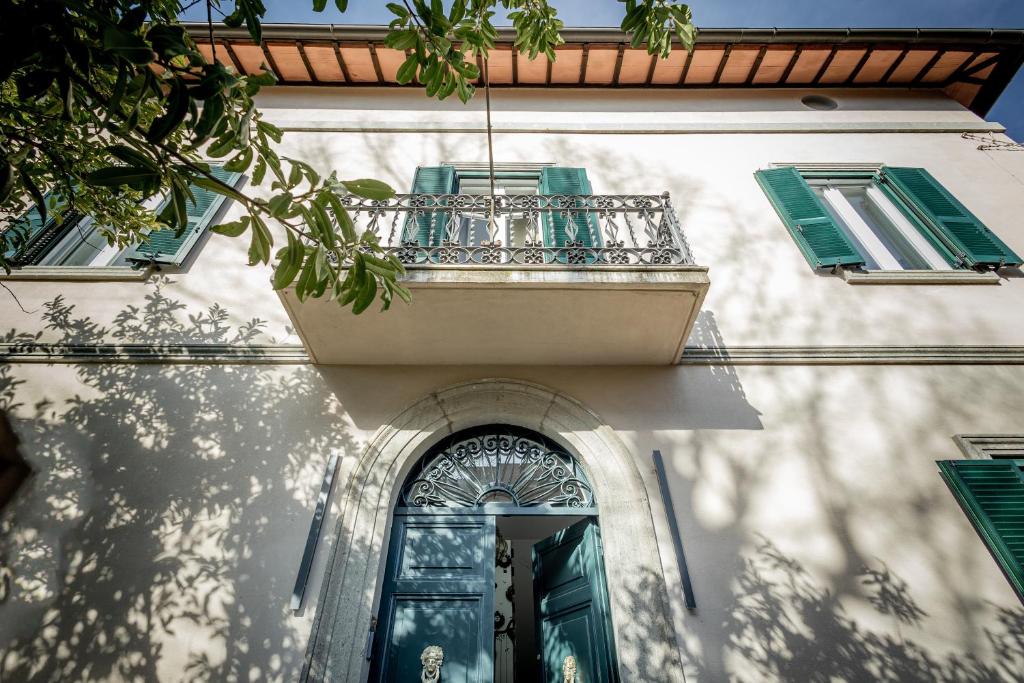 a building with a balcony and a door at Palazzo Dasso in Viterbo