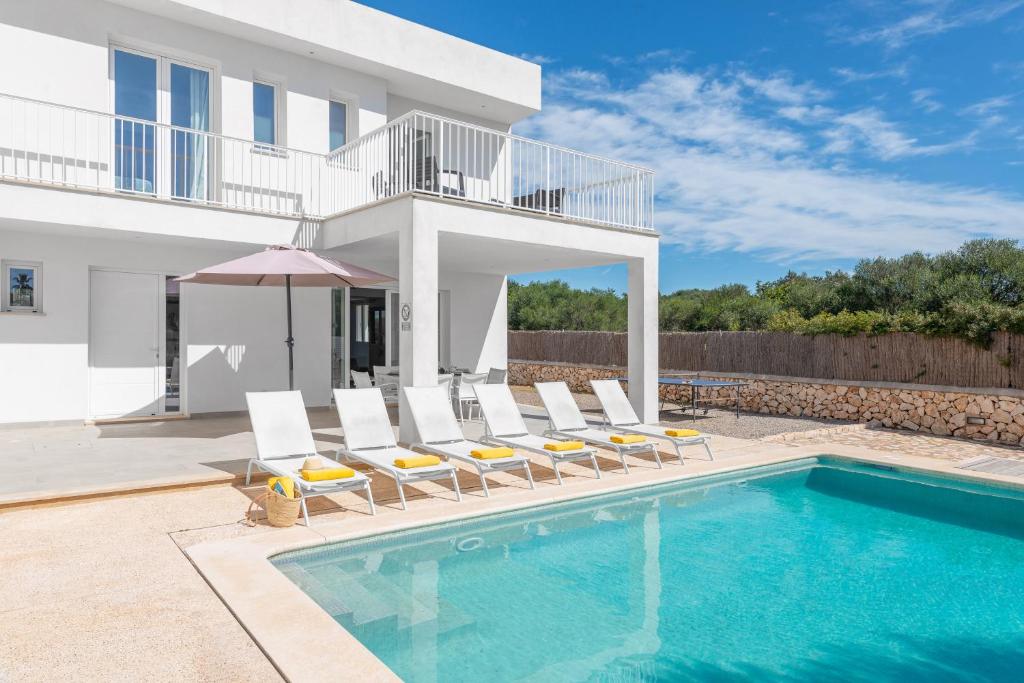 willa z basenem i domem w obiekcie STUNNING VILLA MARIANELLA GRIS, POOL, BBQ, AC, FREE WIFI w mieście Cala d´Or