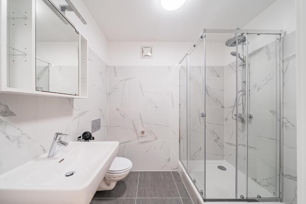 Un baño de Modern Central City Rooms