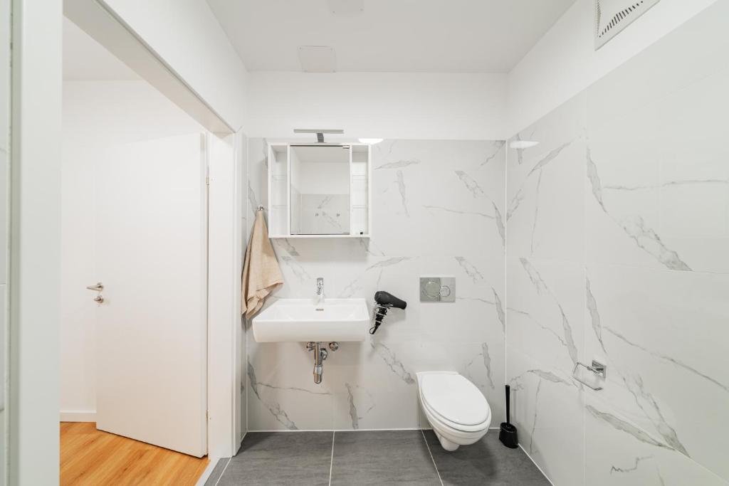 Un baño de Modern Central City Rooms
