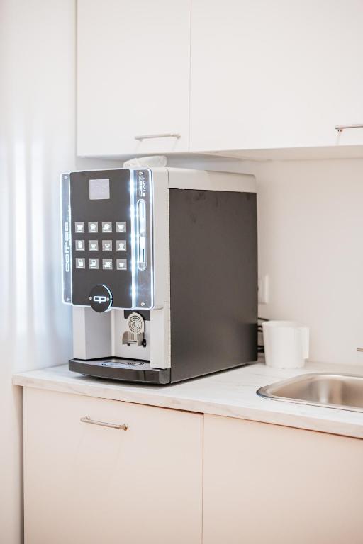 Una cocina o cocineta en Modern Central City Rooms