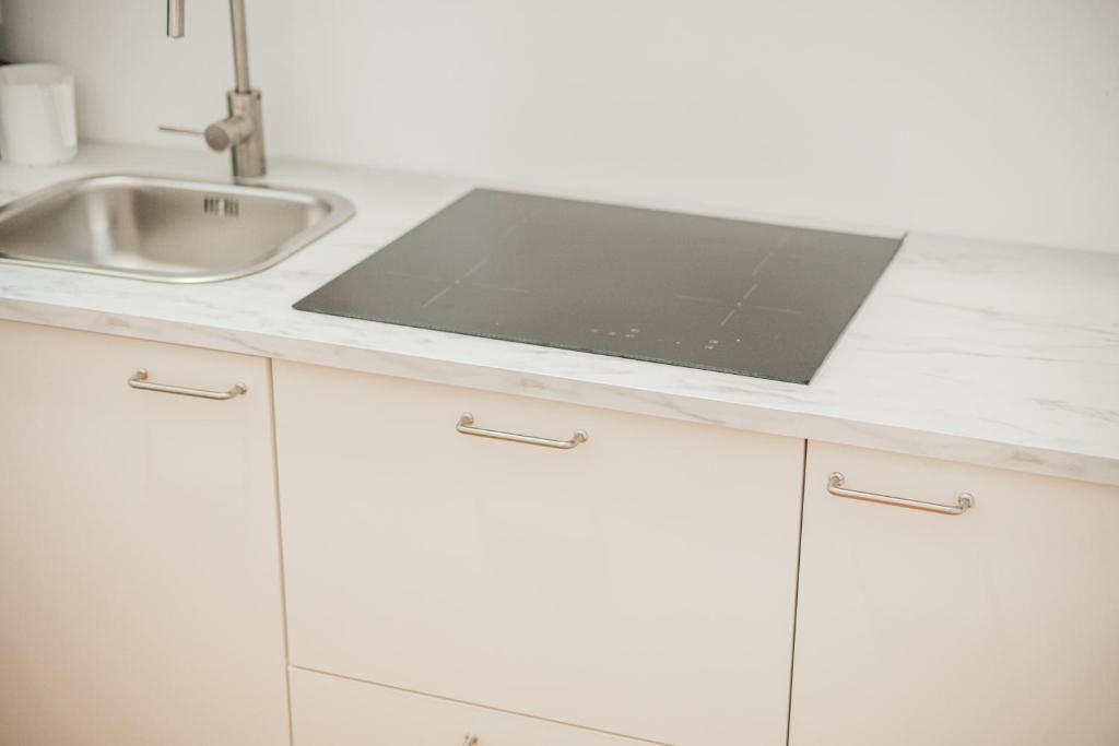 Una cocina o cocineta en Modern Central City Rooms