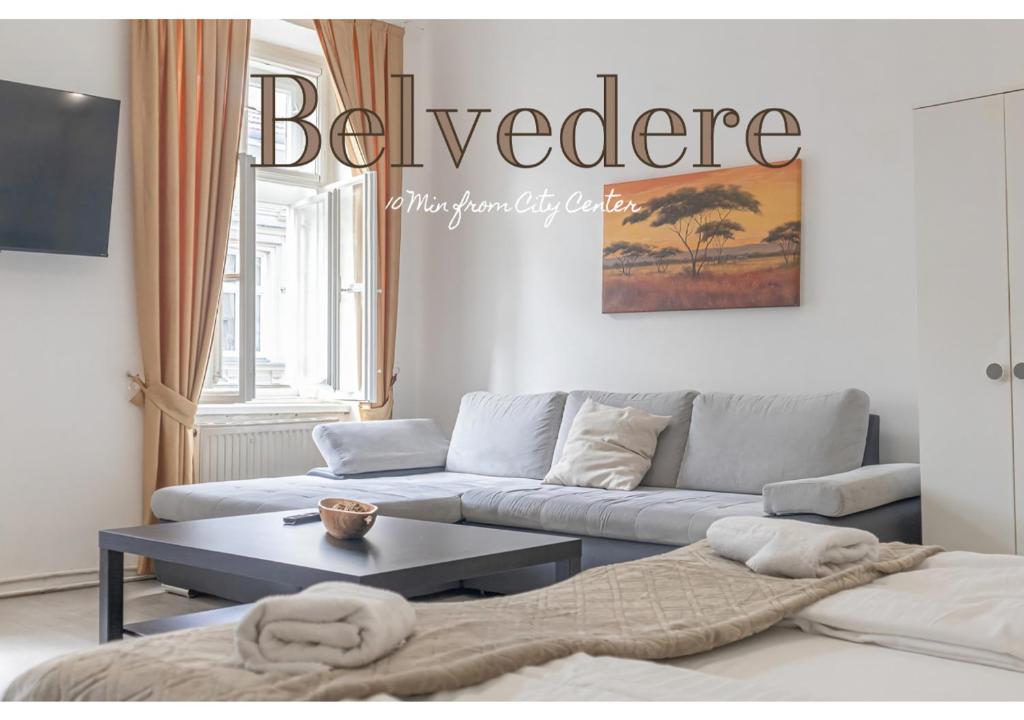 sala de estar con sofá y mesa en 2 Pleasant Flats - Perfect for Long Stays en Viena