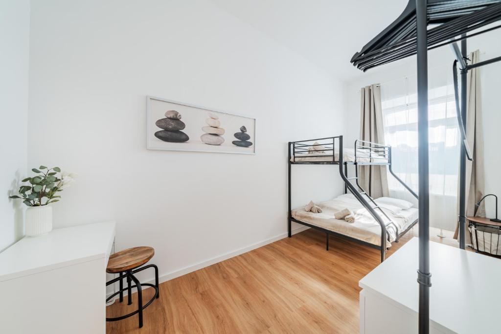 Una cama o camas en una habitación de Modern Central City Rooms