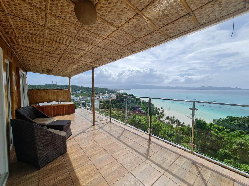 uma varanda com vista para o oceano em Boracay Amor Apartment em Boracay