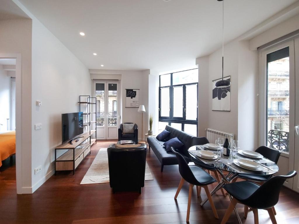Televízia a/alebo spoločenská miestnosť v ubytovaní Chillida Larramendi - Iberorent Apartments