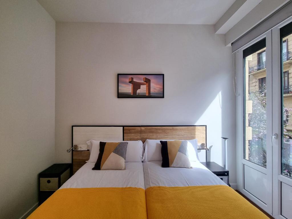 Posteľ alebo postele v izbe v ubytovaní Chillida Larramendi - Iberorent Apartments
