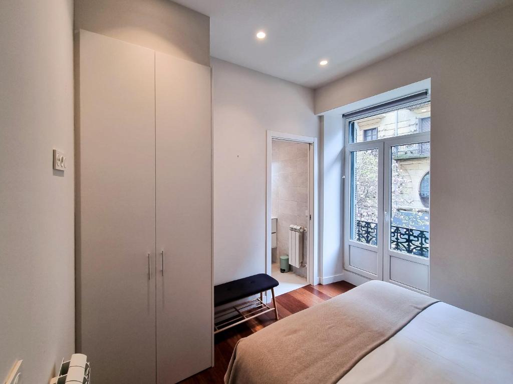 Posteľ alebo postele v izbe v ubytovaní Chillida Larramendi - Iberorent Apartments