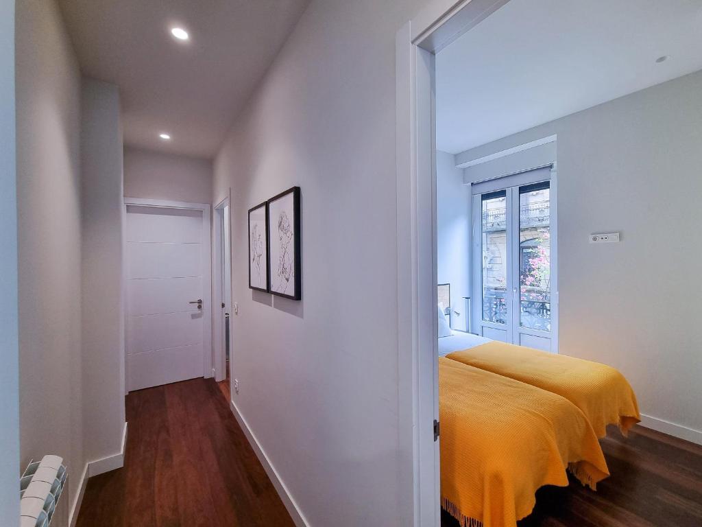 Posteľ alebo postele v izbe v ubytovaní Chillida Larramendi - Iberorent Apartments