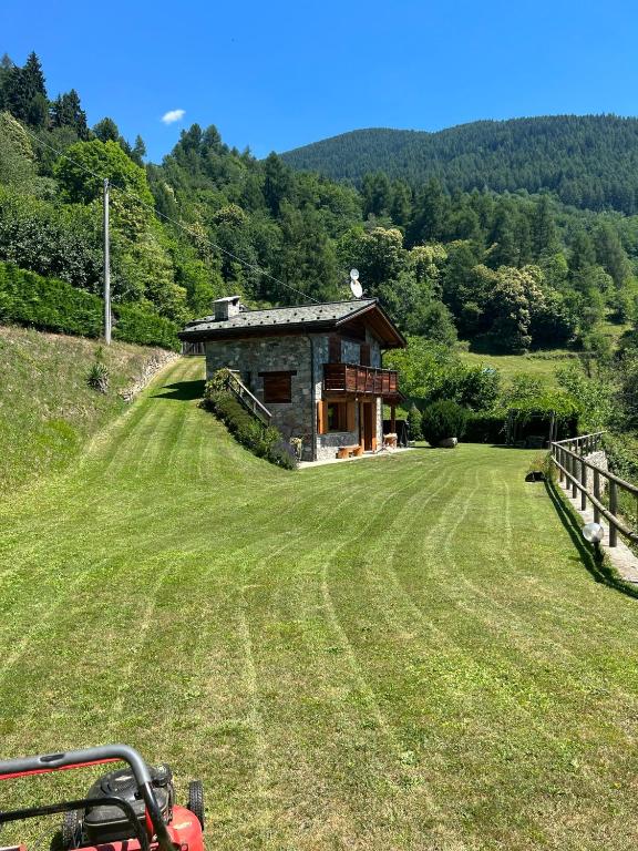 a house in the middle of a large field at Chalet Oasi della Volpe in Cà Paini