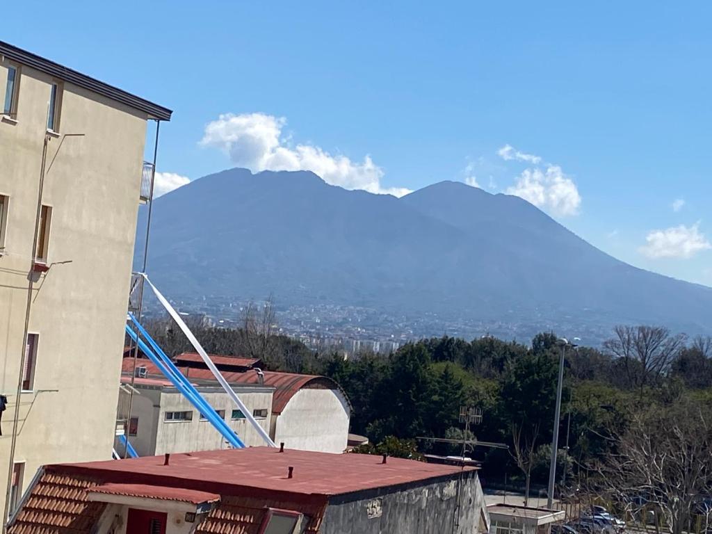 una montagna in lontananza con un edificio e un edificio di Casa Napoletana a Napoli