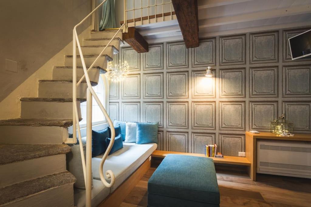 ein Wohnzimmer mit einer Treppe und einer Couch in der Unterkunft Maisonette in Vigevano