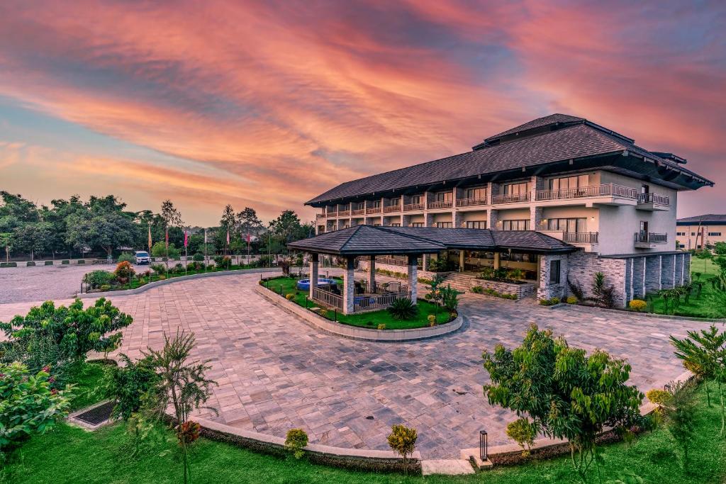 een luchtzicht op een hotel met een zonsondergang bij Soaltee Westend Resort Chitwan in Chitwan