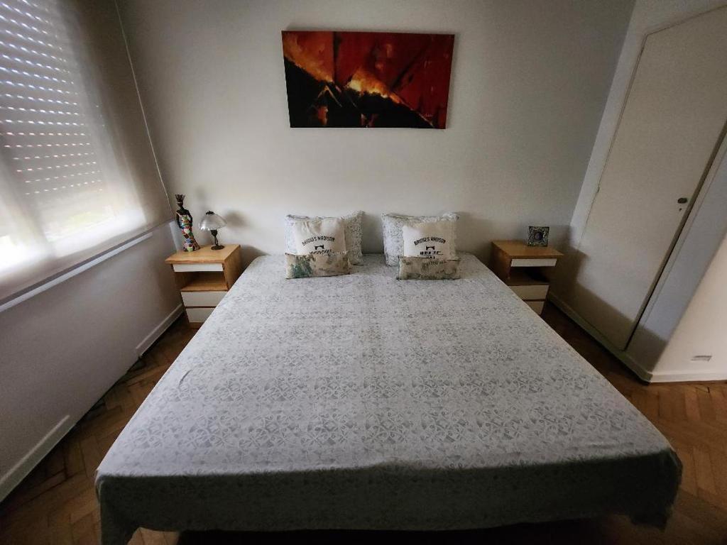 Una cama o camas en una habitación de Confortable Habitacion en casa particular con baño compartido
