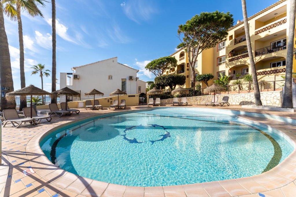 Bazén v ubytovaní Sea Front Beach House Macarena D alebo v jeho blízkosti