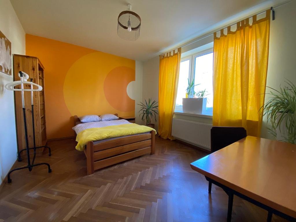 Schlafzimmer mit einem Bett, einem Tisch und einem Fenster in der Unterkunft Przejazdem na północ Warszawa Bielany in Warschau