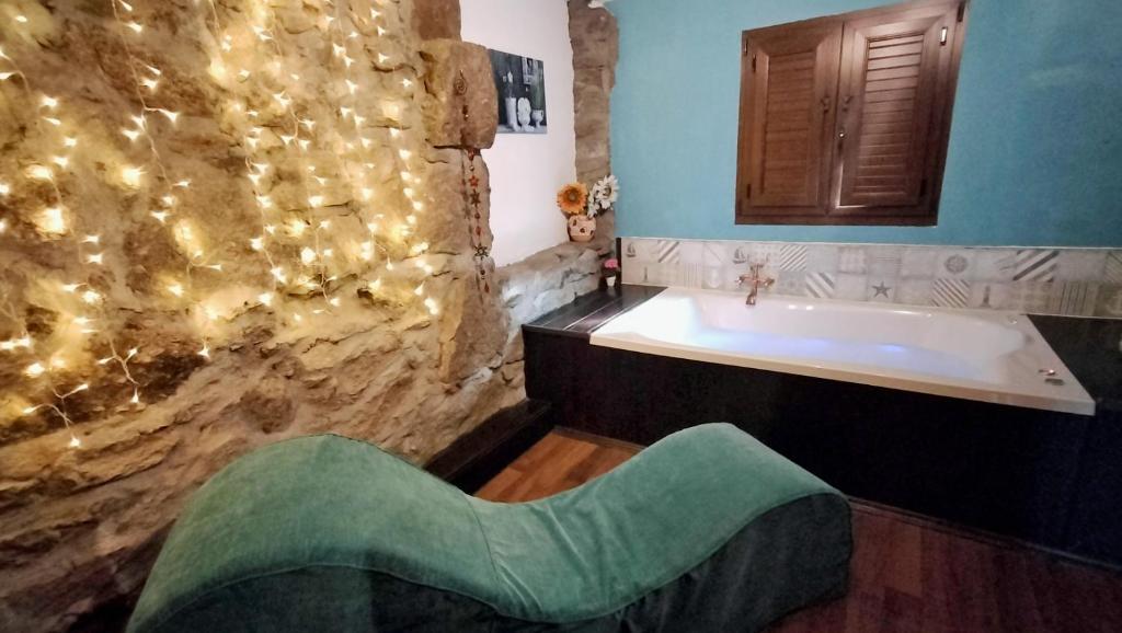 ein Badezimmer mit einer Badewanne und einem Waschbecken in der Unterkunft AlmenaraLove Neilarural in Neila de San Miguel
