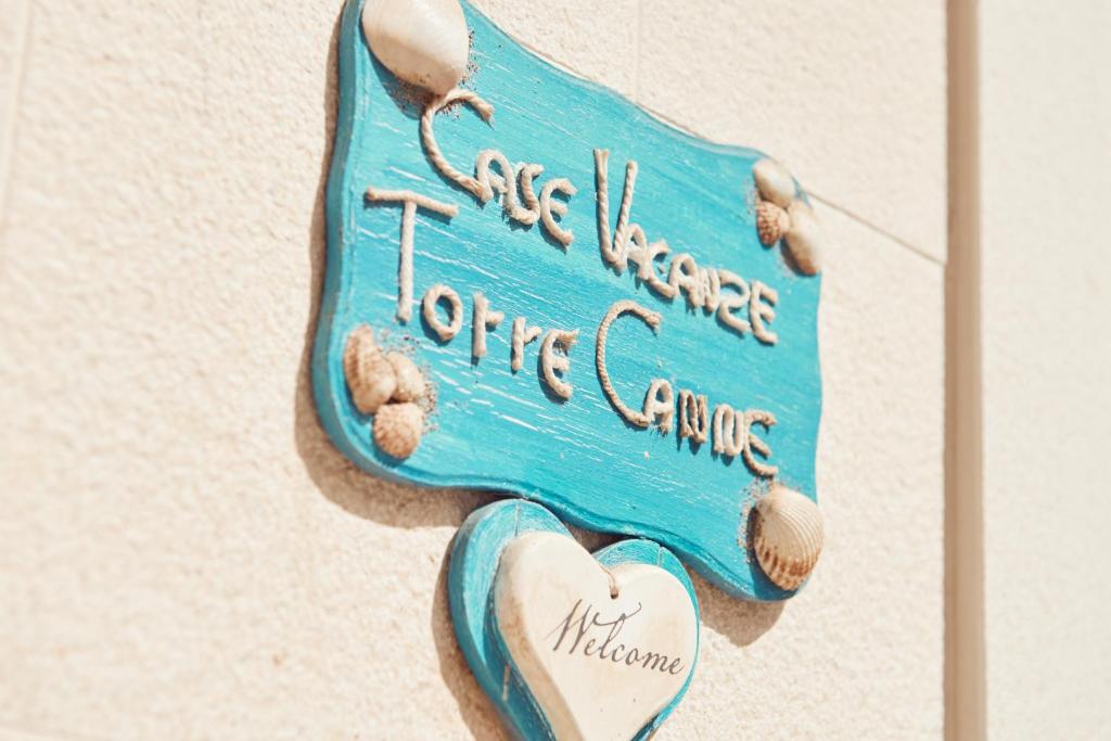 een teken aan de zijkant van een muur met een hart bij Case Vacanza Torre Canne in Torre Canne