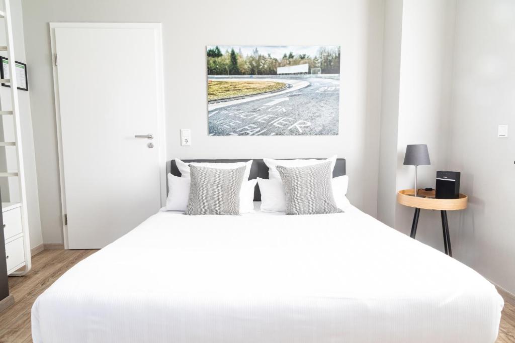 Postel nebo postele na pokoji v ubytování NürbLife Hotel