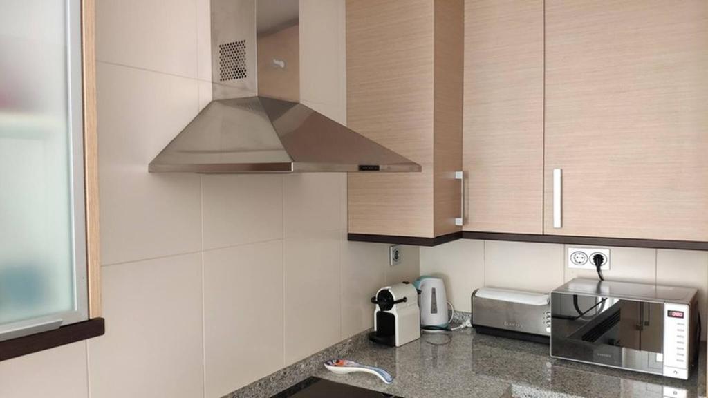 Kuchyňa alebo kuchynka v ubytovaní Lovely 2 Bedroom Apartment With Pool
