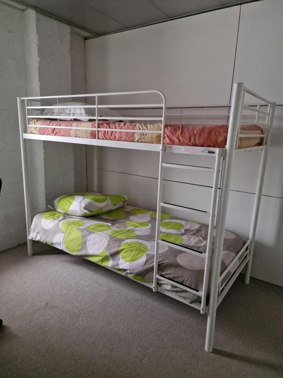 ノガロにあるLes Cerisiers 2の二段ベッドが備わるドミトリールームのベッド1台分です。