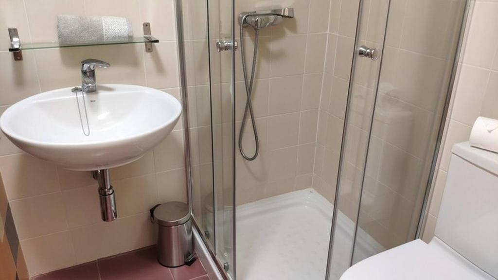 Kúpeľňa v ubytovaní Lovely 2 Bedroom Apartment With Pool