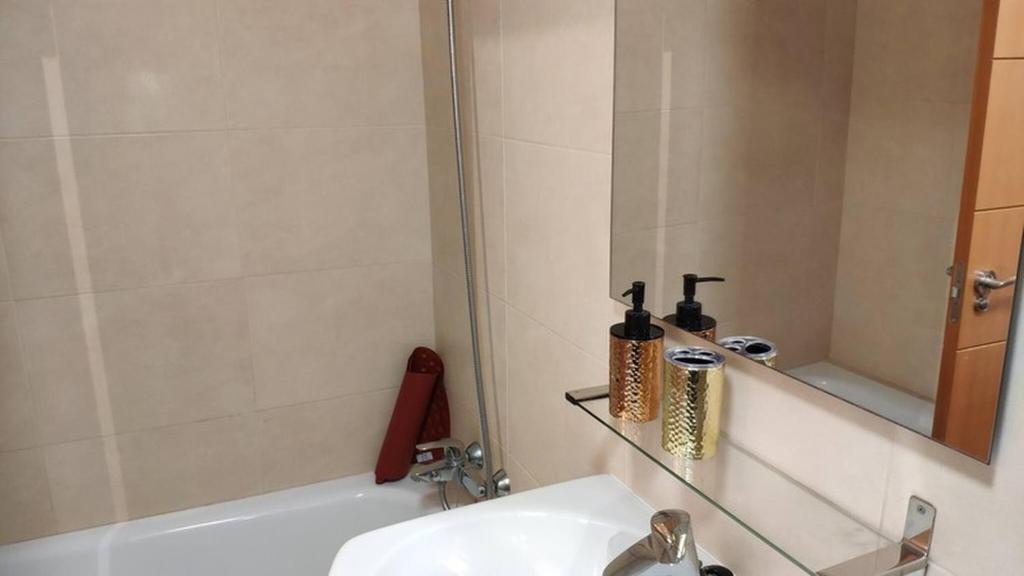 Kúpeľňa v ubytovaní Lovely 2 Bedroom Apartment With Pool