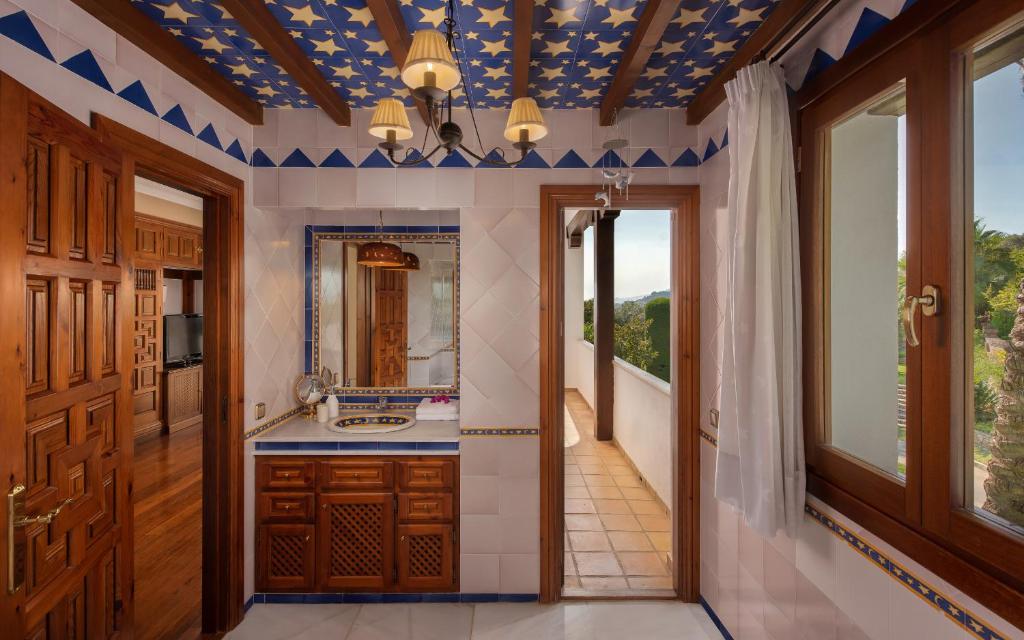 Kuchyň nebo kuchyňský kout v ubytování Cubo's Mountain Bayview Luxury Villa