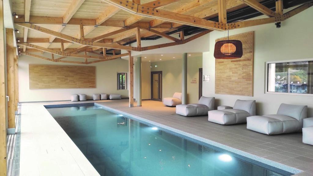 Bazén v ubytování Hotel Restaurant Perle Des Vosges nebo v jeho okolí