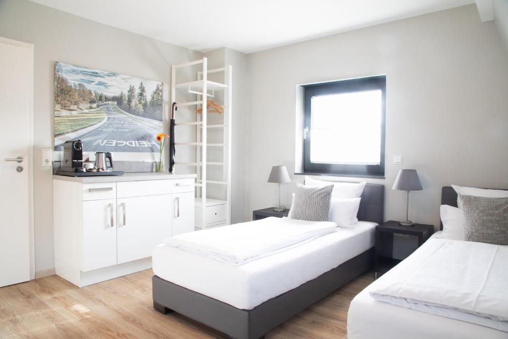 Postel nebo postele na pokoji v ubytování NürbLife Hotel