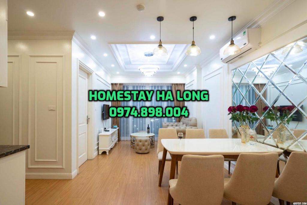 a dining room with a table and a sign that reads hominy ha li long at Penhouse 4 ngủ View biển rộng 160m2 in Ha Long