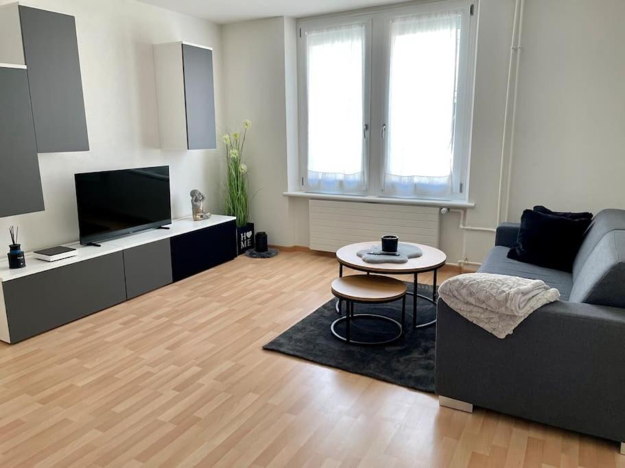 - un salon avec un canapé et une table dans l'établissement Gemütliche Wohnung an bester Lage im Kreis 4, à Zurich