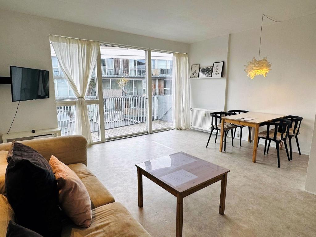 コペンハーゲンにあるApartmentInCopenhagen Apartment 706のリビングルーム(ソファ、テーブル付)