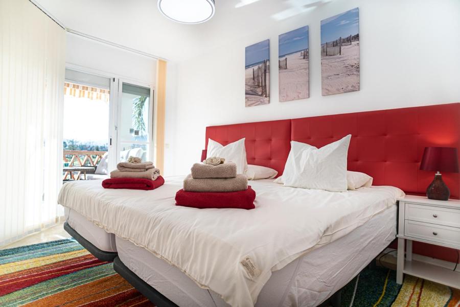 Postel nebo postele na pokoji v ubytování Sunset apartment, front line Mijas Golf
