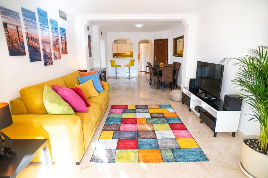 TV a/nebo společenská místnost v ubytování Sunset apartment, front line Mijas Golf