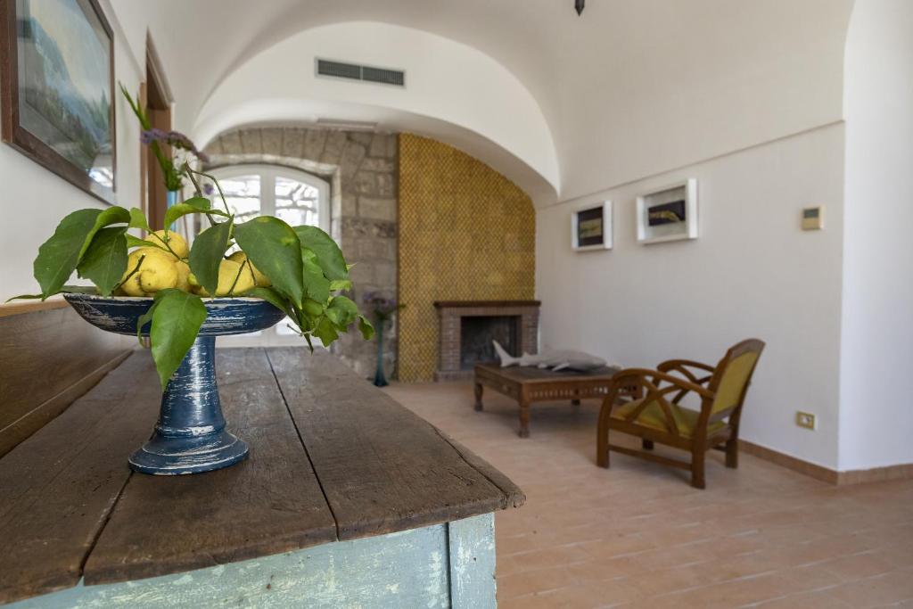 un jarrón con plátanos en una mesa en una sala de estar en Villa Puolo - With Private Sea Access, en Sorrento
