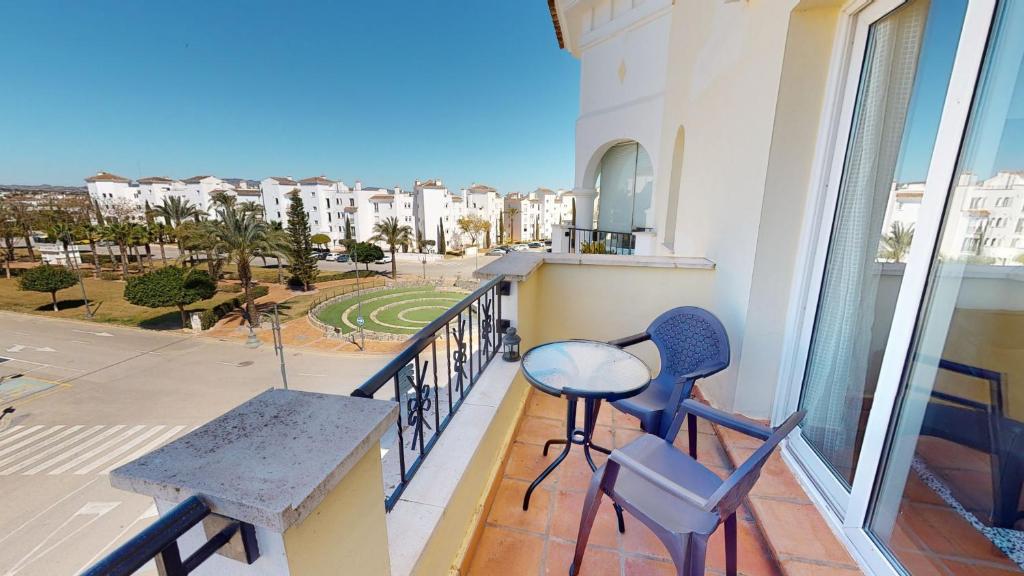 een balkon met een tafel en stoelen en uitzicht op de stad bij Penthouse TownCentre-Murcia Holiday Rentals in Roldán