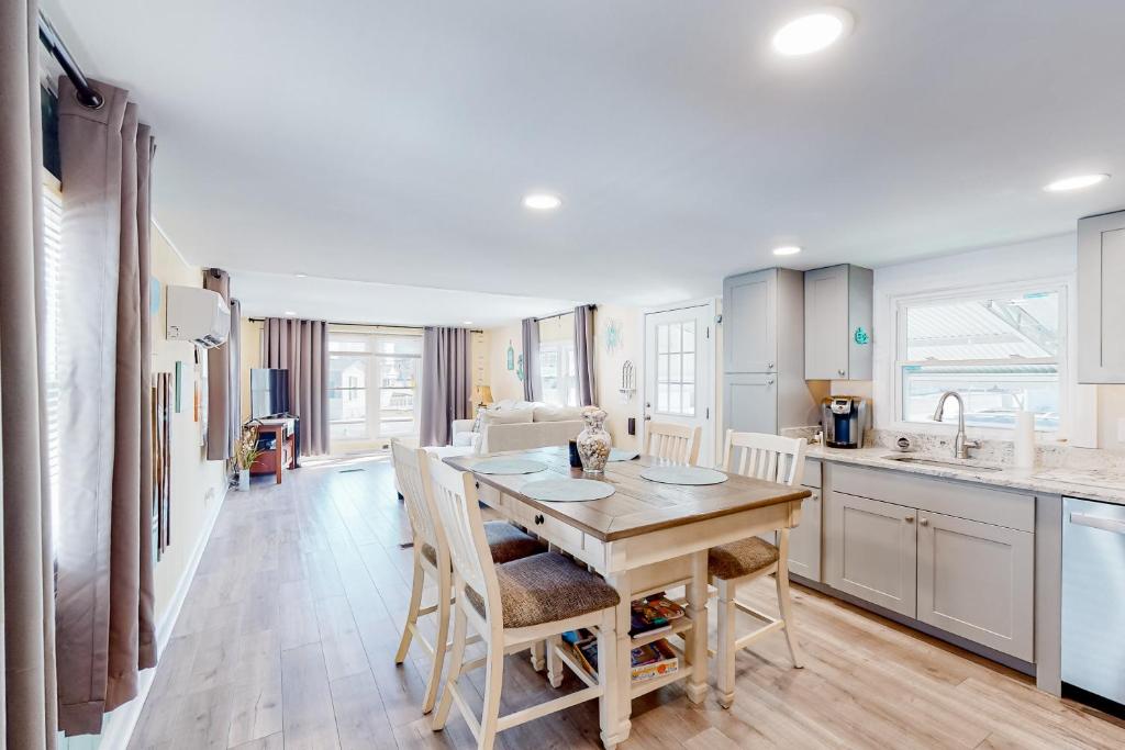 eine Küche mit Tisch und Stühlen in einem Zimmer in der Unterkunft Montego Bay - Atlantic 13300 in Ocean City