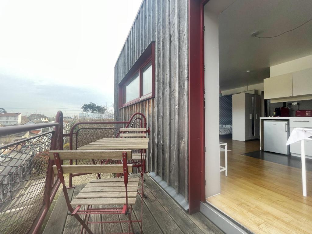 Le Balcon Rouge - Studio Apartment