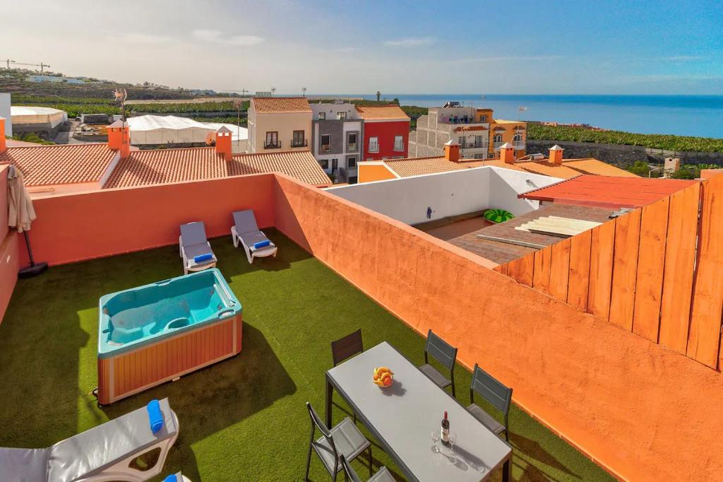 una vista aérea de un edificio con una piscina en la azotea en Bonita Casa Nina, en Playa de San Juan