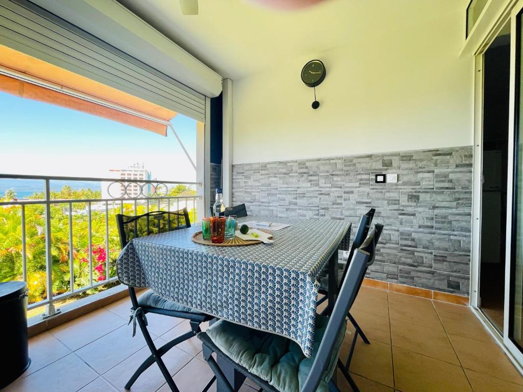Balkón nebo terasa v ubytování Appartement vue mer, piscine, dans quartier prisé de Gosier