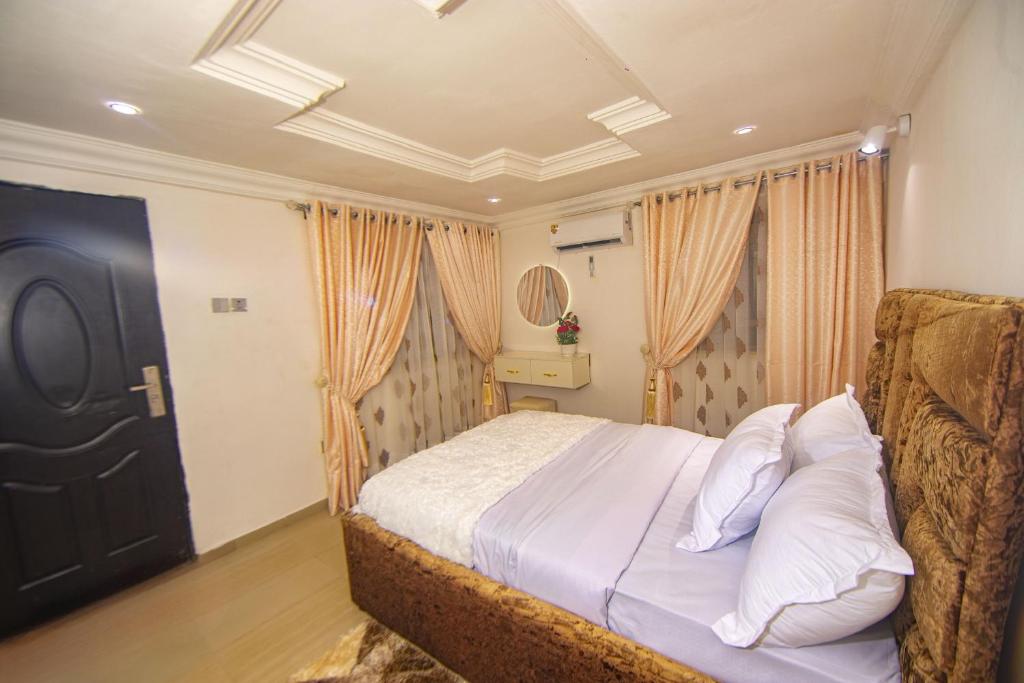 um quarto com uma cama e uma porta preta em Blaze by Treston Grand Apartment, Maitama em Abuja