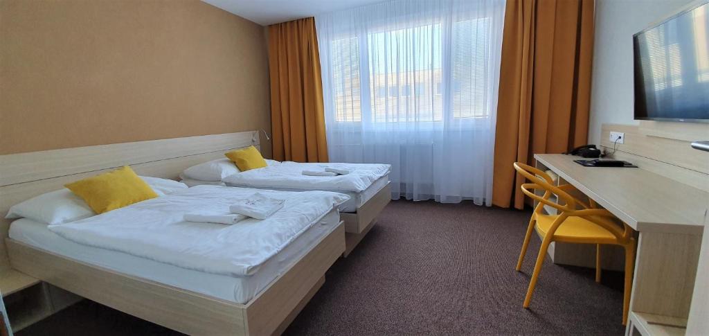 Postel nebo postele na pokoji v ubytování Hotel Kristína