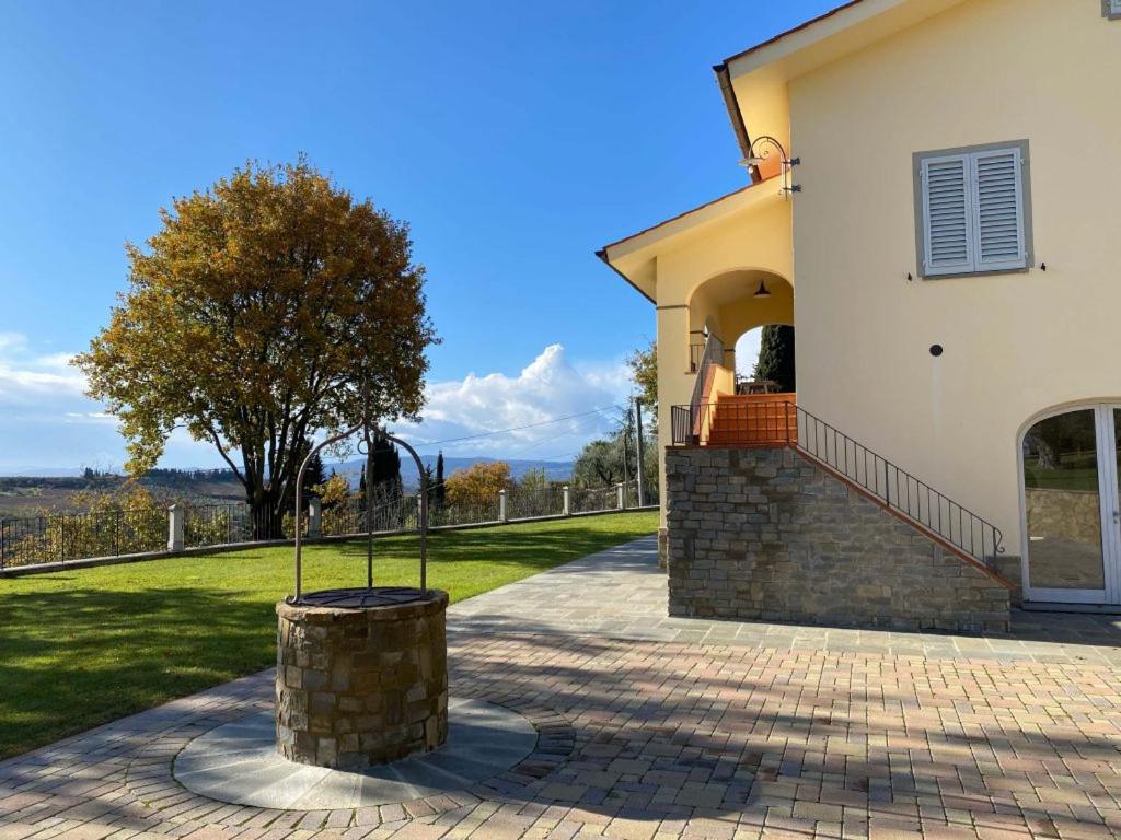 uma casa com uma estátua em frente em Spectacular Chianti View close San Gimignano em Tavarnelle in Val di Pesa