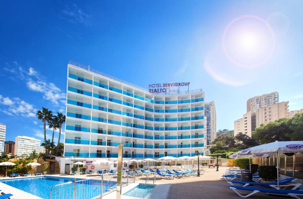 un hotel con piscina frente a un edificio en Hotel Servigroup Rialto, en Benidorm