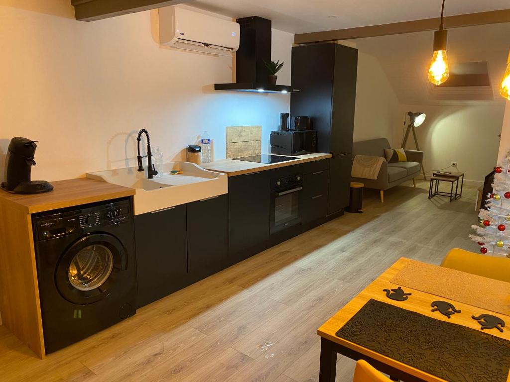 Kuchyňa alebo kuchynka v ubytovaní L’appartement du Fayé avec jacuzzi privé