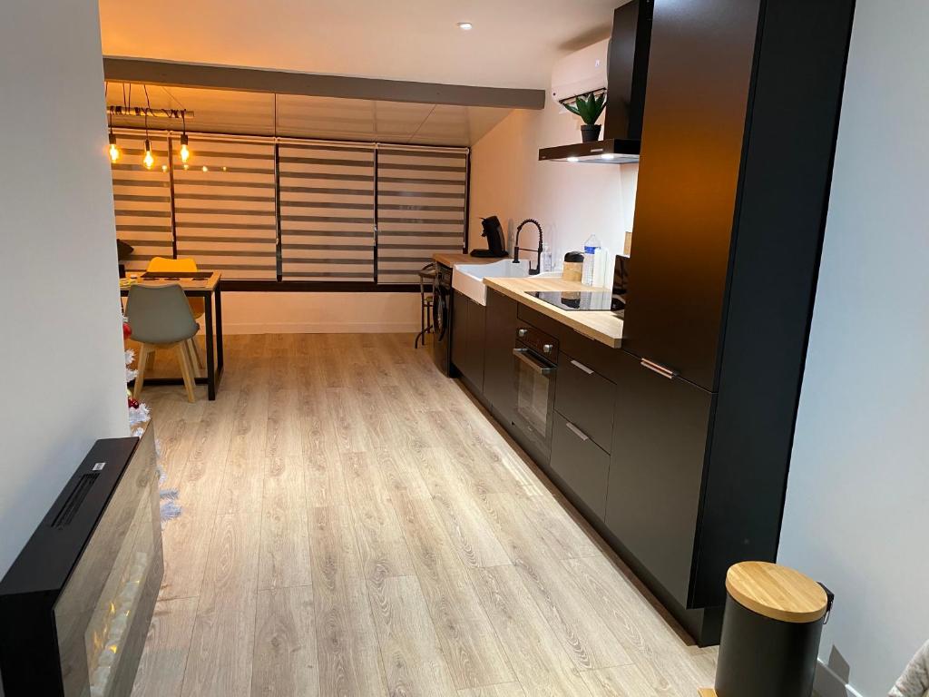 Kuchyňa alebo kuchynka v ubytovaní L’appartement du Fayé avec jacuzzi privé